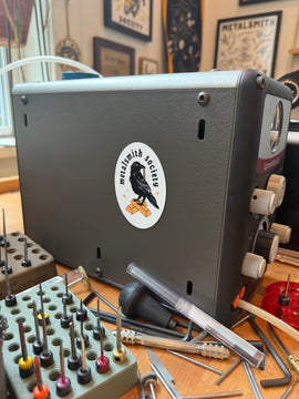 Flexible magnet placed on a pneumatic engraving machine.